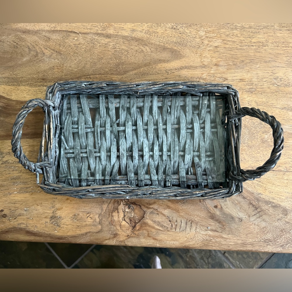 Small wicker with glass tray